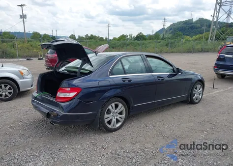 2011 Mercedes-Benz C 300 Luxury 4Matic z USA, uszkodzony, nr VIN WDDGF8BB2BR134569